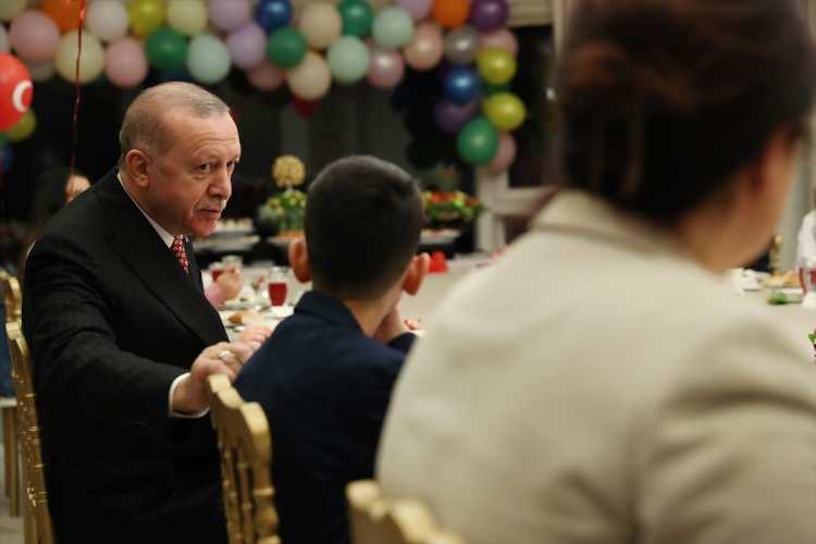 <p>Cumhurbaşkanı Recep Tayyip Erdoğan ve eşi Emine Erdoğan, 23 Nisan Ulusal Egemenlik ve Çocuk Bayramı'nı münasebetiyle Huber Köşkü'nde çocukları ağırladı.</p>
