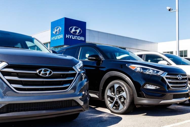 <p><strong>HYUNDAİ</strong><br />
Güney Koreli otomotiv devi Hyundai, tüm otomotiv endüstrisini etkileyen çip krizi sebebiyle Seoul'deki Ulsan No.1 fabrikasında 7-14 Nisan tarihleri arasında üretime ara verdiğini açıklamıştı.</p>
<p>Mart ayının sonunda yapılan açıklamada, 7-14 Nisan tarihleri arasında çalışmayacak olan fabrikada motor, şanzıman ve araç üretimi gerçekleştirildiği ve Kona ve Ioniq 5 modellerinin üretiminde aksaklıklar olacağı bildirilmişti.</p>