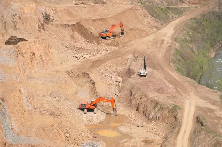 <p><strong>ÜSTÜNDE TARİH, ALTINDA TAŞ OCAĞI</strong></p>

<p>Kalenin üstünde bir yandan kazı çalışmaları yürütülürken, alt kısmında ise dinamitlerle taş ocağı için patlatmalar yapılıyor. Patlamalar nedeniyle tarihi kaya mezarları ve mağaralar yok oldu. Samsun Kültür Varlıkları Koruma Kurulu’nca “Söz konusu alanda andezit ocağı açılması uygun değildir” kararı ile Danıştay’ın ‘taş ocağı’ iptal kararının uygulanarak tarihi alan için önlem alınması isteniyor. </p>
