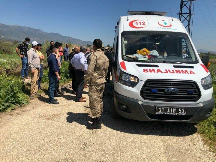 <p>Bu sırada dengesini kaybeden ali Yapıcı, kanala düşüp, akıntıya kapılarak kayboldu.</p>
