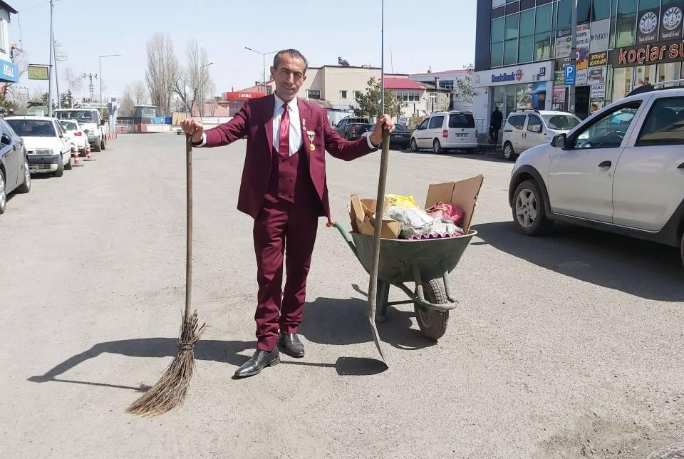 <p>Ardahan’ın Göle ilçe belediyesinde temizlik işçisi olarak görev yapan Ensar Kerdige (45), mesleğini 21 yıldır büyük bir özenle yapıyor ve günde en az iki kez takım elbise değiştiriyor. Kerdige, “Gece gündüz hep görevdeyim. İşimi yaparken oyun oynuyorum, türkü söylüyorum. Halkımı da işimi de çok seviyorum" dedi.</p>

