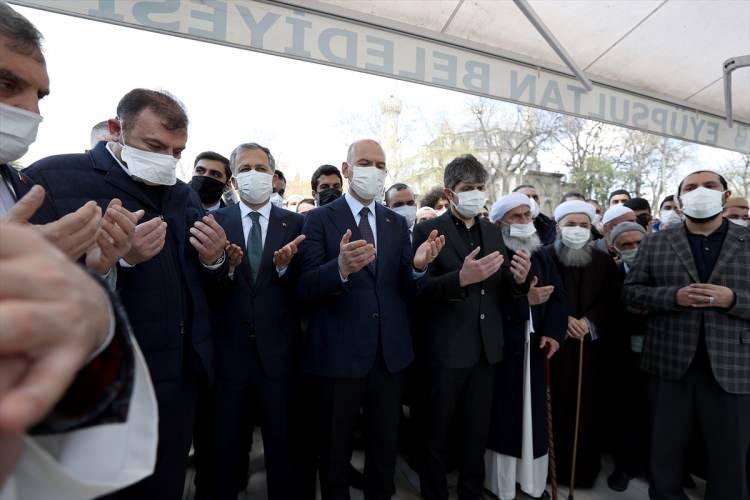 <p>Bayramoğlu'nun tabutu, cami avlusundan binlerce kişinin omzunda cenaze aracına taşındı, bazı vatandaşlar bu sırada teşrik tekbiri getirdi. İçişleri Bakanı Süleyman Soylu da tabuta omuz verdi.</p>