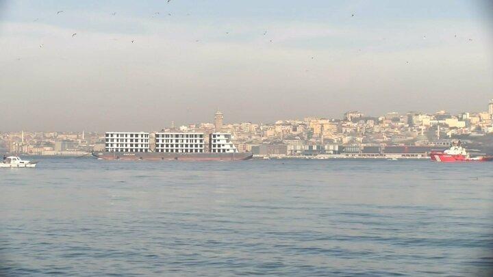 <p>Yaklaşık 2 saatte boğaz geçişini tamamlayan platform İtalya'nın Ancona Limanı'na gitmek için Marmara Denizi'ne açıldı.</p>
