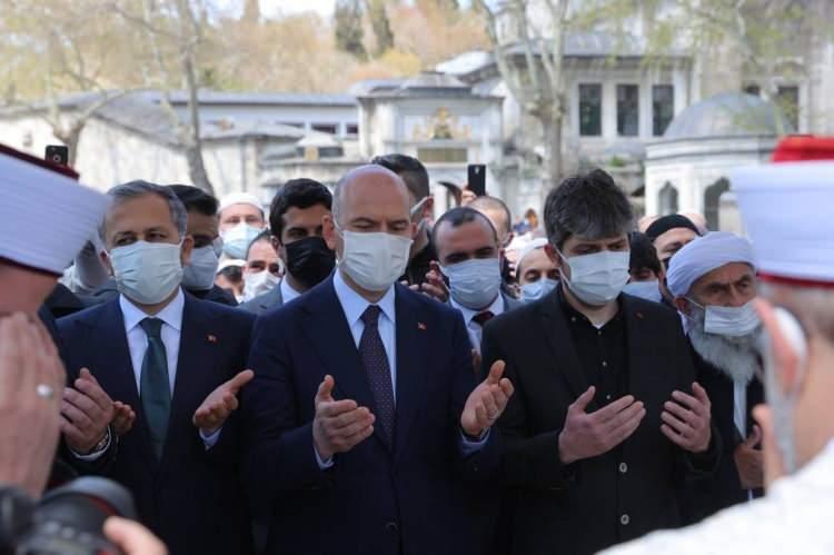 <p>Dr. Mehmet Rıza Derindağ cenaze namazında, Hüsnü Bayramoğlu'nun vasiyetini okudu.</p>
<p> </p>