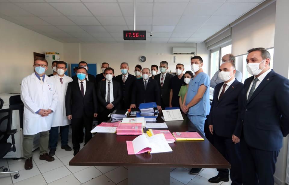 <p>Burada başarılı sonuçlar elde edilmesiyle birlikte de faz 3 çalışması ve daha sonra da seri üretimiyle hem Türkiye'ye hem de dünyaya şifa olabilecek bir inaktif aşı adayını elde etmiş olacağız" ifadelerine yer verdi.</p>