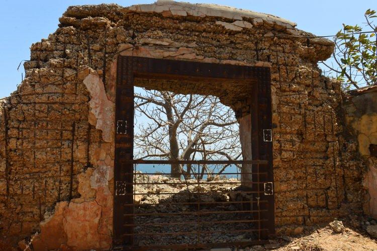 <p>Burada, kölelerin bekletildiği mahzenler, yemek yedikleri kaplar, el ve ayak bileklerine takılan prangalar başta olmak üzere o döneme ait eşyalar sergileniyor.</p>
