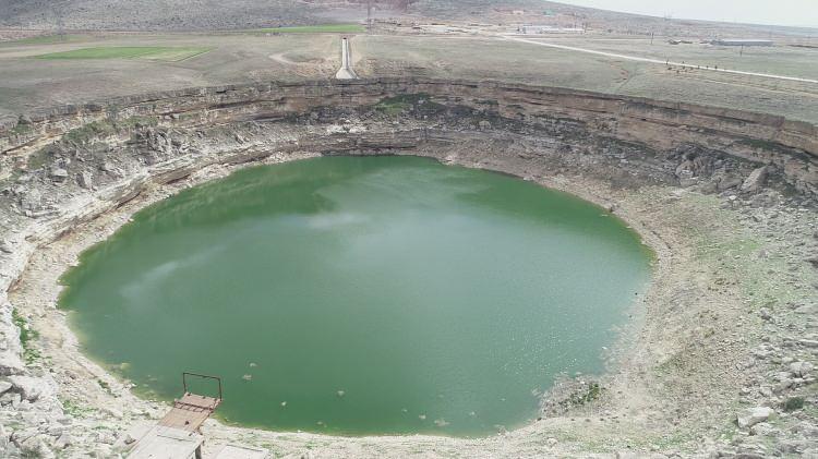 <p>Konya'da Timraş Obruk Gölü'ndeki su seviyesi, kuraklık ve bilinçsiz tarımsal sulama nedeniyle yaklaşık 8 metre azaldı.</p>

<p> </p>

