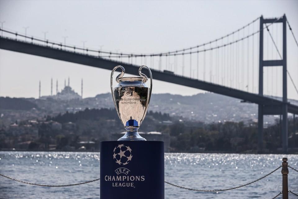 <p> UEFA Şampiyonlar Ligi Kupası, 29 Mayıs'ta Olimpiyat Stadı'nda oynanacak final öncesi İstanbul'a geldi.</p>

<p> </p>
