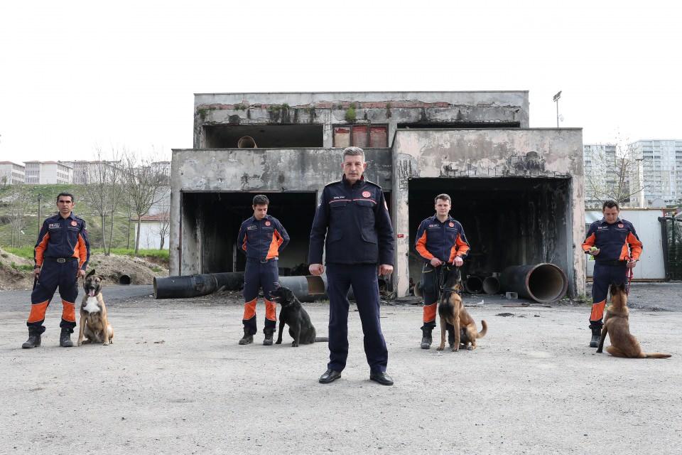 <p>İstanbul'da beklenen olası Marmara depremine hazırlık kapsamında İstanbul Büyükşehir Belediyesi (İBB) İtfaiye Daire Başkanlığı bünyesinde K9 Köpekli Arama Kurtarma Eğitim Merkezi kuruldu. Merkezde 2'si Labrador, 4'ü Belçika Malinois cinsi toplam 6 köpek, enkaz altında kalan ya da doğada kaybolanları bulabilmeleri için gece gündüz eğitiliyor. </p>
