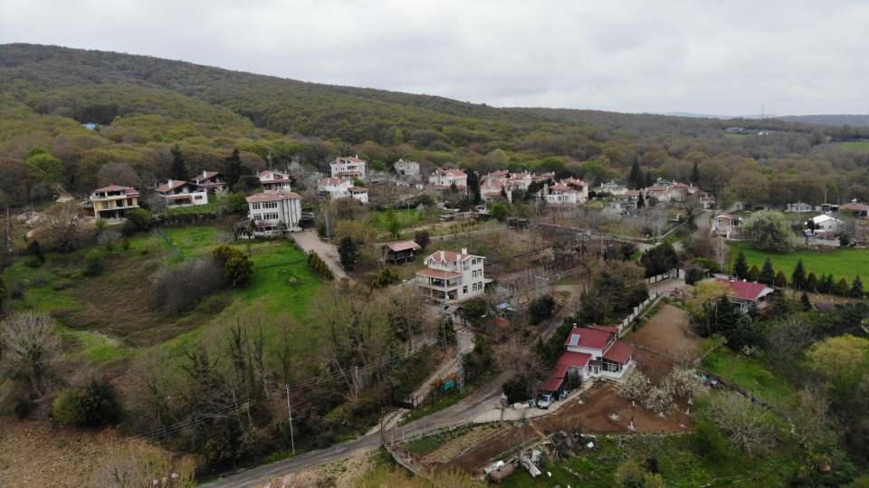 <p>Dördüncü Osmanlı padişahı olan Yıldırım Beyazıt Han tarafından Horasan’dan getirilen Türk aileleri yerleştirerek oluşturulan Halife köyü, Osmanlı döneminden kalma cami, türbe, hamam ve çeşmeleri drone ile havadan görüntülendi. </p>