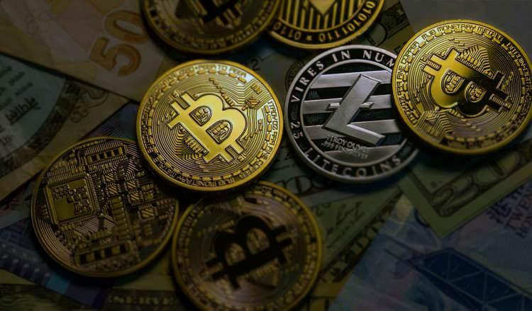 <p><strong>ARJANTİN:</strong> Kripto paralar merkezi bir para otoritesi tarafından çıkarılmadığından, Arjantin’de yasal para birimi olarak değerlendirilmiyor. Bitcoin alım satımı yapanlar dikkat! Sistem değişiyor<br />
<br />
<strong>BELÇİKA:</strong> Belçika’da Bitcoin ile ilgili spesifik bir kanun ya da düzenleme bulunmamakta. Ancak, Belçika Maliye Bakanı, Bitcoin sisteminin para aklama ve diğer yasa dışı faaliyetler için potansiyel bir araç olarak görünmesine rağmen, gelişen teknolojiye ayak uydurulmasının gerekliliğini belirtti. Bitcoin alım satımı yapanlar dikkat! Sistem değişiyor<br />
<br />
<strong>İNGİLTERE:</strong> Yasal olarak düzenlenmese de İngiltere Gelir ve Gümrük İdaresi, kripto paraları ‘tek amaçlı işlemler’ olarak sınıflandırdı ve bunların satışının veya alışının yüzde 10-20 arasında bir vergi oranı ile vergilendirileceğini bildirdi. Ancak özel bir düzenleme henüz yapılmadı. Bitcoin alım satımı yapanlar dikkat! Sistem değişiyor<br />
<br />
<strong>ÇİN: </strong>3 Aralık 2013’te Çin Merkez Bankası ve diğer dört merkezi hükümet bakanlığı ve komisyonu ortaklaşa Kripto Paraların Riskine Karşı Önlemler Bildirisi’ni yayınladı. Bu bildiri, Bitcoin’i özel bir ‘sanal meta’ olarak tanımlamış, Bitcoin’in bir para birimi olmadığını ve piyasada bir para birimi olarak dolaştırılmaması, kullanılmaması gerektiğini belirtti. Bitcoin alım satımı yapanlar dikkat! Sistem değişiyor</p>