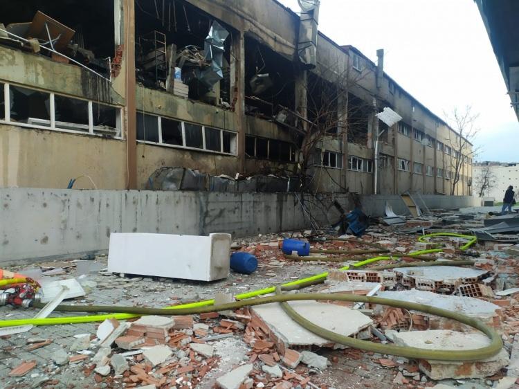 <p>Bağcılar'da sabaha karşı bir ambalaj fabrikasında patlama yaşandı. Alev alev yanan fabrikadaki yangına çok sayıda itfaiye müdahale ederken fabrikada büyük hasar oluştu.</p>
