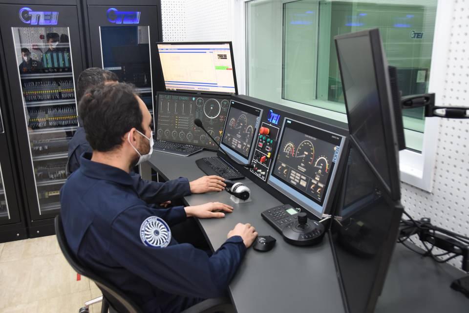 <p> Sosyal medyadan motor test görüntülerini paylaşan Bakan Varank, bunun dünya rekoru olduğunu ifade ederek, “TÜBİTAK desteğiyle geliştirilen Türkiye'nin ilk Orta Menzilli Füze Motoru TEI-TJ300, 240mm çap ile 1342N itki kuvvetine ulaşarak sınıfında dünya rekoru kırdı. TEI-TJ300, hava, deniz ve kara savunma sistemlerine uygulanabilecek” ifadelerini kullandı.</p>
