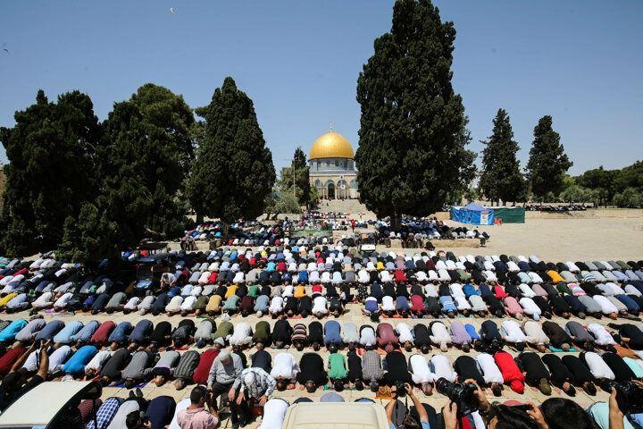 <p>Ramazan ayının ikinci cuma namazını kılmak için 60 bin Filistinli, Kudüs’ü Batı Şeria’dan ayıran kontrol noktalarından geçerek Eski Şehir bölgesinde bulunan Mescid-i Aksa’ya akın etti.</p>
