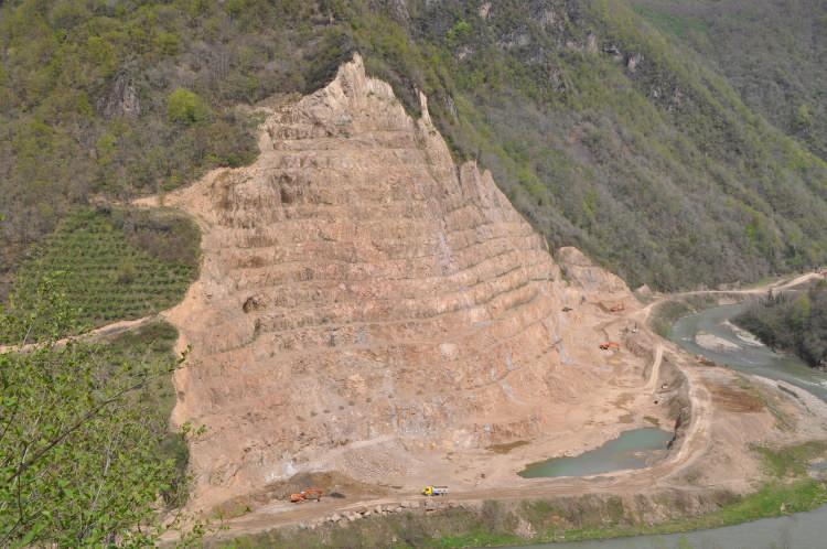 <p><strong>2100 YILLIK TARİH ÇIKTI</strong></p>

<p>Yapılan arkeolojik kazılarda; en önemli tarihi eser olarak tahtında oturan 200 kilo ağırlığında ve 1 metre boyunda, 2 bin 100 yıllık 'Ana Tanrıça Kibele' heykeli ile Bereket Tanrısı Dionyss, Pan heykeli ve hayvan biçimli dini kap olan Riton bulundu. 'Kibele' heykelinin Türkiye'de yerinde bulunan ilk mermer heykel olduğu da tespit edilmişti. </p>
