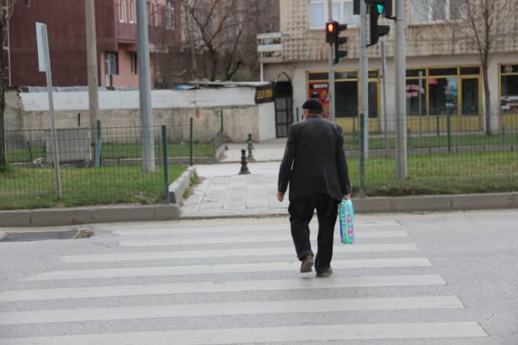<p>Geçtiğimiz zaman yol yok, tellerin üzerinden atlamak ya da sağa dönüp biraz daha ana yolda yürümemiz gerekiyor. Gerçekten çok garip” yorumlarında bulundular.</p>
