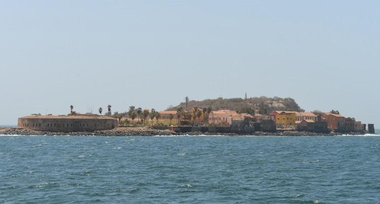 <p>Başkent Dakar'ın 2 kilometre açığında bulunan, 1800'lü yıllarda köle olarak satılan Afrikalıların gemilere bindirilmeden önceki son durağı olan ve bu nedenle "Dönüşü olmayan yol" adı verilen Goree Adası, her yıl çok sayıda turist çekiyor.</p>
