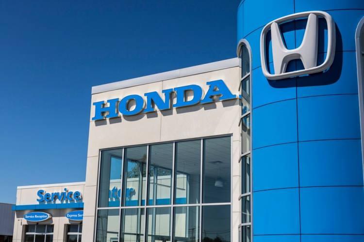<p><strong>HONDA</strong><br />
Honda, tedarik zinciri sorunları nedeniyle 22 ve 29 Mart tarihleri arasında ABD ve Kanada’daki beş otomobil fabrikasının çoğunda üretimi durduracağını açıklamıştı.</p>
<p>Şirket, parçaların teslimatını geciktiren durumun şiddetli hava koşulları ve limanların kitlenmesi olduğunu belirtirken soğuk hava sebebiyle bazı fabrikalarında boruların donduğunu bu nedenle fabrikaların üretim gerçekleştiremediğini bildirmişti.</p>