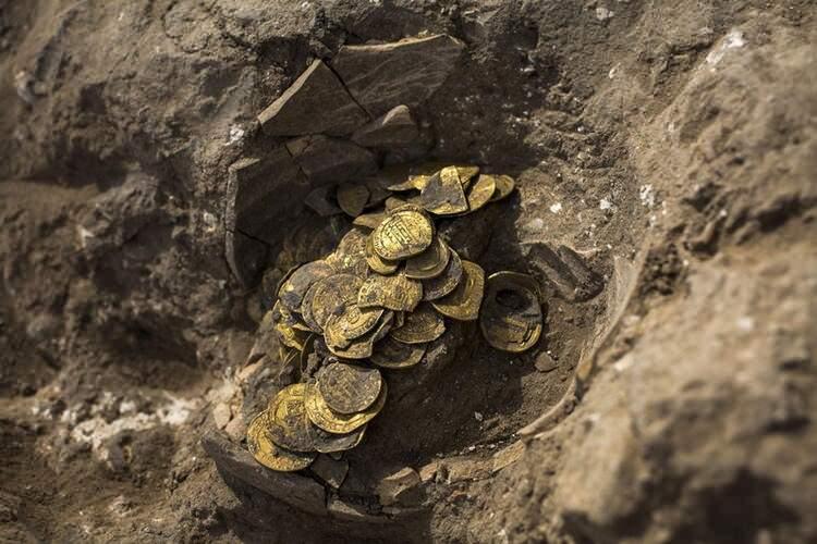 <p>İsrail Tarihi Eserler Dairesi'nden eski para uzmanı Robert Kool ise, 425 sikkenin 24 ayar saf altın olduğunu ve o döneme kayda değer bir paraya tekabül ettiğini söylemişti. Kool, "Mesela, o dönem Mısır'ın başkentindeki en iyi semt olan Fustat'ta bu kadar altına lüks bir ev satın alınabiliyordu" demişti.</p>

<p> </p>
