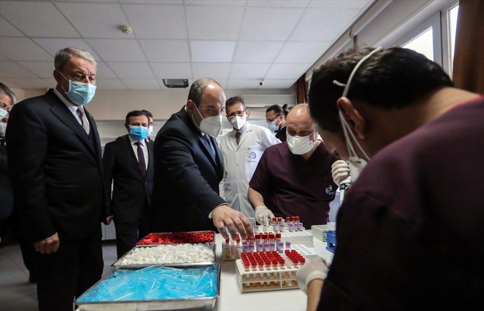 <p>Daha sonra açıklamalarda bulunan Bakan Varank, aşı adayının faz 2 çalışmaları ikinci doz aşılamaların yapıldığını belirterek “Faz 2 sonuçları bu ay sonu itibariyle Sağlık Bakanlığına iletilmiş olacak. </p>
<p> </p>