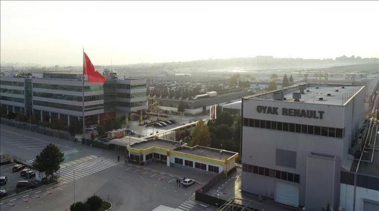 <p><strong>OYAK RENAULT</strong><br />
Küresel otomotiv dünyasında yaşanan çip sorunu Türkiye’yi de etkilemiş, Oyak Renault Bursa’daki fabrikasında 15-22 Mart tarihleri arasında üretime zorunlu ara vermişti.</p>