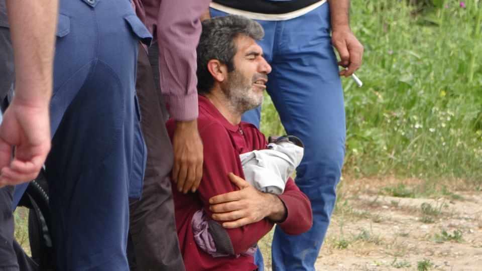 <p>Gencin cenazesinin sudan çıkarılma anını acılı baba, evladının kıyafetlerine sarılarak izledi.<br />
 </p>
