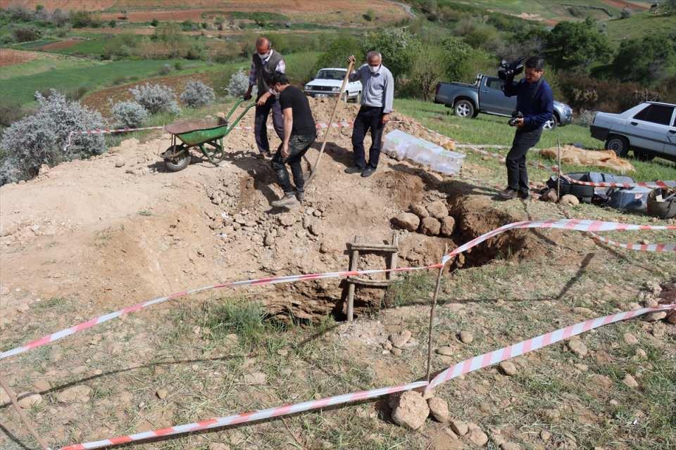 <p>Adıyaman'ın Kahta ilçesinde, yaklaşık 1500 yıllık olduğu değerlendirilen ve içerisinde 7 insan iskeleti olan oda mezar bulundu.</p>

<p> </p>
