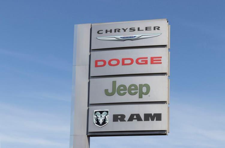 <p><strong>STELLANTİS</strong><br />
Alfa Romeo, Chrysler, Citroën, Fiat, Jeep, Maserati, Opel ve Peugeot gruplarının üst kuruluşu olan Stellantis, 26 Mart’ta yaptığı açıklamada, ikisi Kanada’da, biri Meksika’da ve ikisi ABD’de olmak üzere toplamda 5 fabrikasında, çip tedarik sıkıntısı nedeniyle üretimi durduracağını belirtmişti.</p>