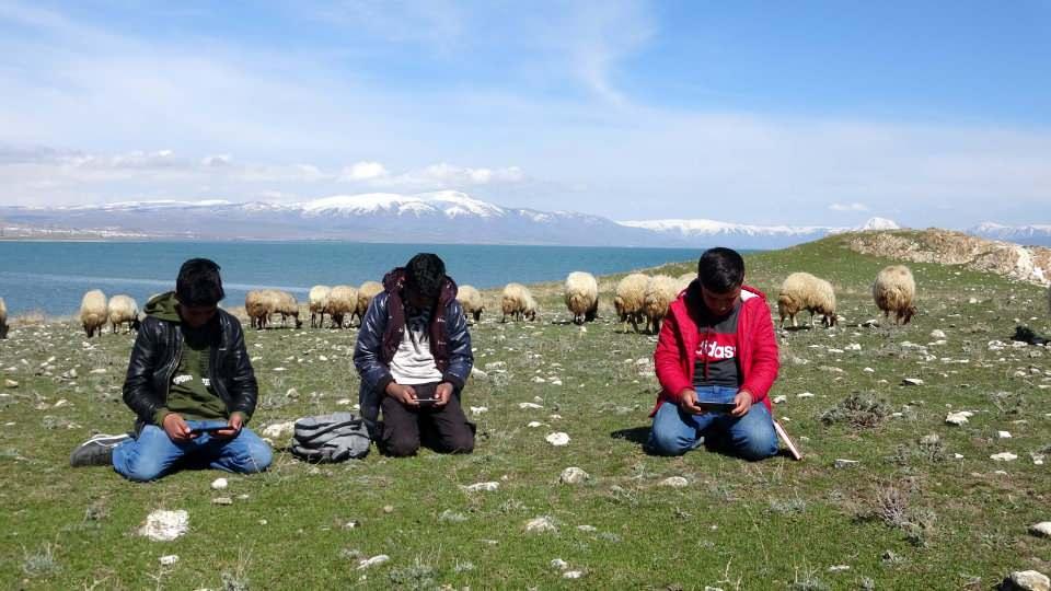 <p>Van'ın Erciş ilçesinin Çelebibağ Mahallesi’nde yaşayan 7'nci sınıf öğrencisi 3 arkadaş, hayvancılık yapan ailelerine destek olmak için çobanlık yapıyor. </p>
