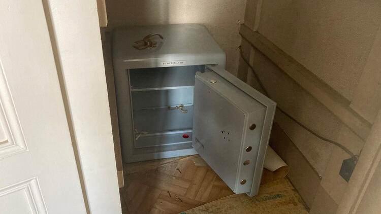<p>Bulunan altınların değerinin yaklaşık 650 bin euro (yaklaşık 6 milyon 500 TL) olduğu belirtildi. Altınların değeri, Morez Belediyesi'nin 6 milyon euroyu (yaklaşık 58 milyon TL) bulan yıllık bütçesine kıyasla az.</p>
<p> </p>