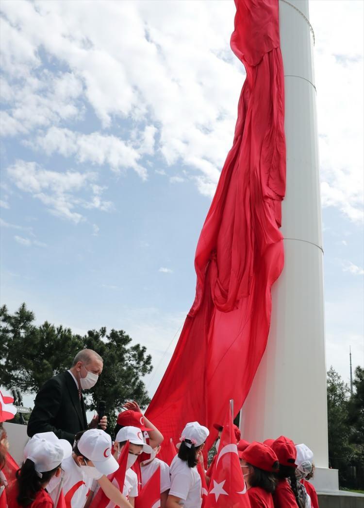 <p>Dev Türk bayrağı Başkan Erdoğan ve öğrenciler tarafından göndere çekildi.</p>

