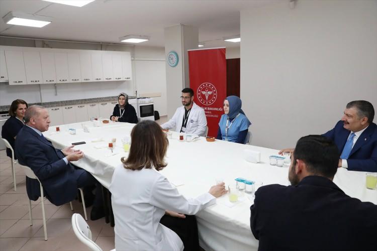 <p>Burada sağlık çalışanlarıyla orucunu açan Erdoğan'a, Sağlık Bakanı Fahrettin Koca da eşlik etti.</p>
