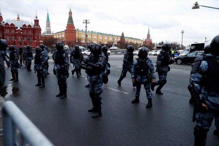 <p>Moskova ve St. Petersburg'taki gösterilere polis müdahale ederken, ülke genelinde şuana kadar toplamda bin 4 kişinin gözaltına alındığı duyuruldu. </p>