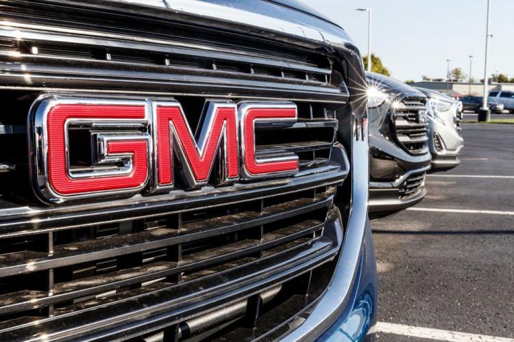 <p><strong>GENERAL MOTORS</strong><br />
ABD’li otomotiv devi General Motors, küresel otomotiv endüstrisini etkileyen çip sıkıntısı nedeniyle Kuzey Amerika'daki çeşitli fabrikalarda üretimi azaltacağını açıklamıştı.</p>
<p>8 Nisan’da yapılan açıklamada geçici tesis kapanışları, parça sıkıntısı nedeniyle halihazırda çalışmayan tesisler için bir veya iki hafta daha açılışı uzatıldığı bildirilmişti.</p>
<p>Otomobil üreticisinin Tennessee, Spring Hill'deki fabrikası 23 Nisan Cumartesi gününden itibaren kapanacağı bildirilirken ek olarak GM’nin, Michigan, Lansing'de Chevrolet Traverse ve Buick Enclave'i üreten fabrikasının 19 Nisan haftasında kapatılacağı ve Chevrolet Blazer'ın Meksika'daki bir fabrikada üretiminin de iptal edileceğini söyledi.</p>