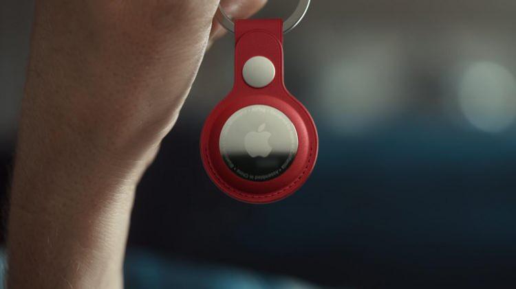 <p>MERAKLA BEKLENEN AİRTAG TANITILDI<br />
<br />
Apple, AirTag adlı uzun zamandır beklenen kayıp eşya izleyicisini duyurdu.</p>

<p>Apple, AirTag'i bir iPhone aksesuarı olarak adlandırırken fiyatını bir kişi için 29 dolar, dört kişi için ise 99 dolar olarak açıkladı.</p>
