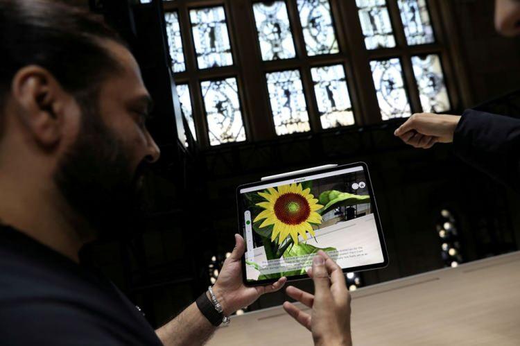 <p>Apple, masaüstü bilgisayarlarında kullandığı çipleri kullandığı yeni iPad Pro modellerini duyurdu.</p>
<p>Apple yaptığı açıklamada, şirketin Mac bilgisayarlarında kullanılan M1 çipini kullanarak yeni üst düzey iPad'leri piyasaya süreceğini söyledi.</p>
<p>Daha önce iPad'ler, şirketin iPhone'larına güç veren A serisi çipler kullanıyordu.</p>
