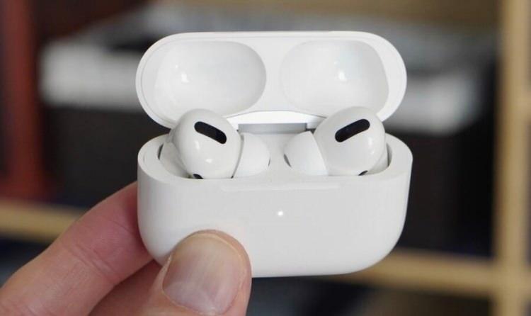 <p>Bu akşamki etkinlikte dünya çapında büyük ilgi gören ve her geçen gün popülaritesini artıran AirPods kulaklıklarla ilgili yeni bir ürünün de tanıtılması bekleniyor.</p>

<p>Son dönemde sızan bilgilerde Apple’ın son dönemde çok rağbet gören kulaklığı AirPods’un yeni modelini sunacağı, ürünün AirPods Pro’nun birçok özelliğine sahip olacağı konuşuluyor.</p>

<p>AirPods Pro’dan daha uygun bir fiyata sunulması beklenen kulaklığın büyük ilgi görmesi bekleniyor.</p>
