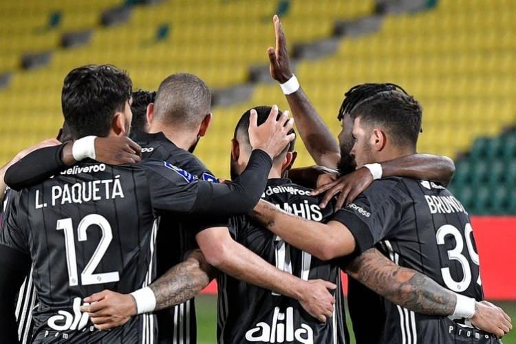 <p><strong>OLYMPIQUE LYON</strong></p>
