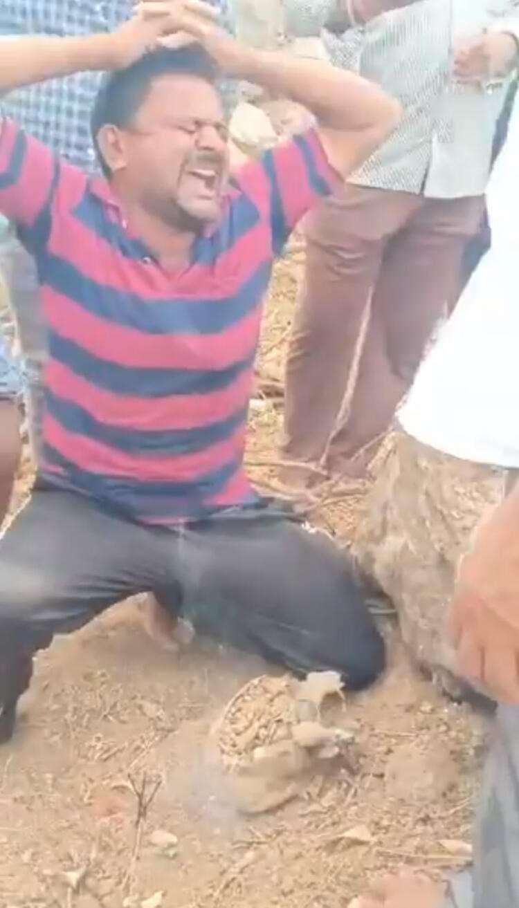 <p>The Indian Express'in haberine göre, hazinenin dini öneme sahip olduğunu öne süren bölge sakinleri dua etti. Arazinin sahibi Narsimha adlı kişinin çömleğe dokunduktan sonraki histerik davranışları kameraya yansıdı.</p>
<p> </p>