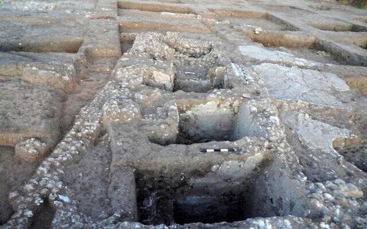 <p>Abbasilerin en meşhur yöneticisi ve İslam dünyası dışında en fazla tanınan halife unvanına sahip Harun Reşid, devletin beşinci hükümdarıydı. Bundan tam 1211 yıl önce vefat etti.</p>

<p> </p>
