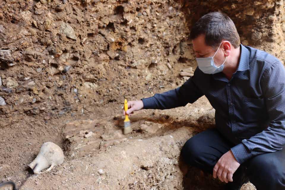 <p>Bulunan yapının Perre Antik Kenti'ndeki mezarlardan farklı olduğunu belirten Alkan, "Burada kayış tipi konglomera var. </p>
