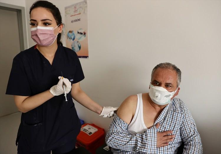 55 yaş aşı haberini duyan koştu! İftar sonrası kuyruklar oluştu...
