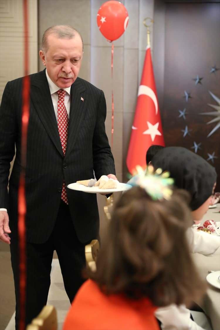 <p>Cumhurbaşkanı Recep Tayyip Erdoğan, 23 Nisan Ulusal Egemenlik ve Çocuk Bayramı dolayısıyla çocuklarla iftarda buluştu.</p>
