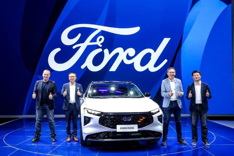 <p><strong>FORD EVOS</strong></p>

<p>Markanın D segmenti modeli olan Mondeo’nun üretimine son verecek olması, bunun yerine Evos’un geçeceği söylentilerini getiriyor. Evos markanın Coupe-SUV formunda olan bir otomobili olacak. Ford’un yeni E/E altyapısı üzerine inşa edilecek olan otomobil ilk Virtual Personal Asistant özelliğini de bünyesinde barındırıyor.</p>
