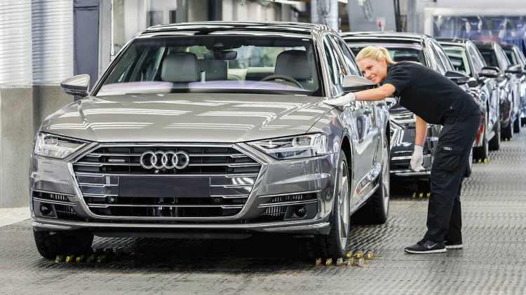 <p>Alman otomobil üreticisi Audi, Cuma günü yaptığı açıklamada, yarı iletken parçaların tedariğinde yaşanan sıkıntı nedeniyle Neckarsulm tesisindeki üretimin bir bölümünü gelecek hafta durduracağını teyit etti.</p>