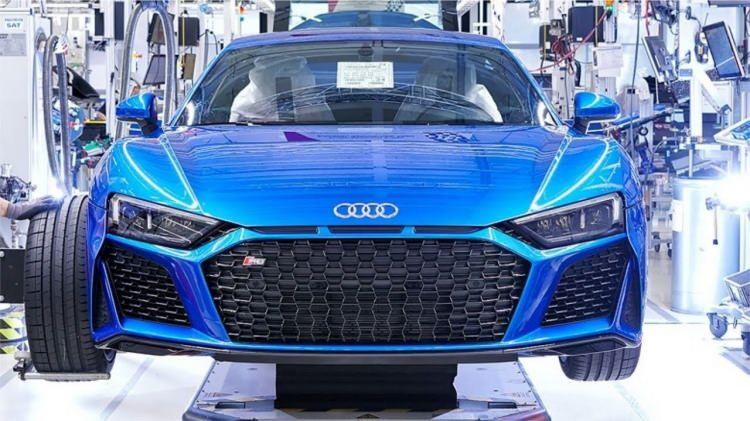 <p>Audi'den yapılan açıklamada, <strong>"Yarı iletken tedariğiyle ilgili durum karmaşık ve değişken"</strong> diyen Audi sözcüsü, şirketin gelişmeleri yakından takip ettiğini ve <strong>"durumu haftalık olarak yeniden değerlendirdiğini"</strong> söyledi.</p>