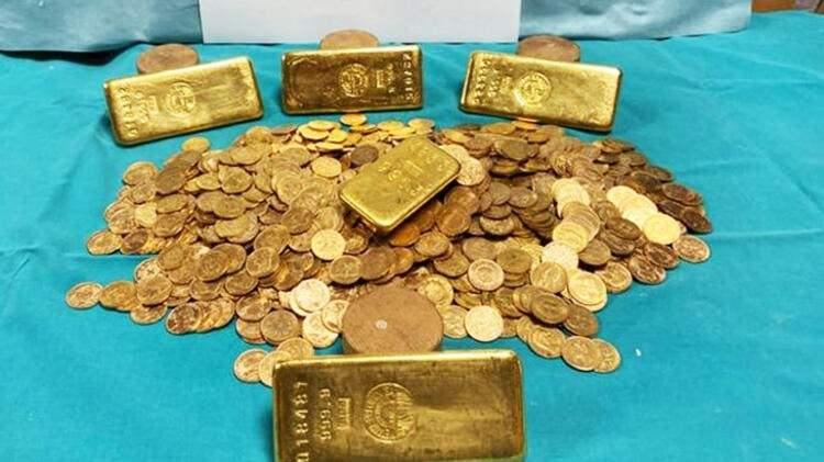 <p>Fransa'nın Jura iline bağlı Morez Belediyesi yetkilileri, yenilemek için satın aldıkları eski bir evde hazine keşfetti. Görevliler, üç reçel kavanozuyla bir kasanın içinde 5 külçe altın ve yüzlerce altın sikke buldu.</p>

<p> </p>
