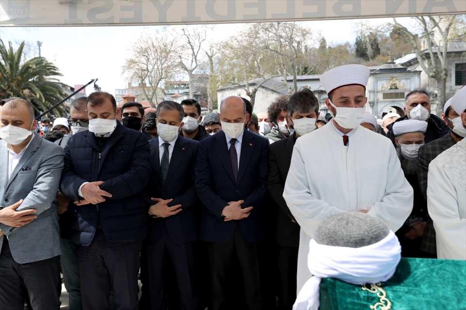 <p>Cenaze namazına, İçişleri Bakanı Süleyman Soylu ve İstanbul Valisi Ali Yerlikaya da katıldı. Cenaze namazını Diyanet İşleri Başkanı Ali Erbaş kıldırdı.</p>

<div>
<h2 class="qrShPb kno-ecr-pt PZPZlf mfMhoc" data-attrid="title" data-local-attribute="d3bn" data-ved="2ahUKEwi9wayj_IzwAhUXHHcKHSunC8oQ3B0oATAnegQIQxAL" style="color: rgb(34, 34, 34); line-height: 1.2; margin: 0px; overflow: hidden; display: inline; font-size: 30px; font-weight: normal; position: relative; transform-origin: left top; overflow-wrap: break-word; background-color: rgb(255, 255, 255); font-family: "Google Sans", arial, sans-serif !important;"> </h2>
</div>
