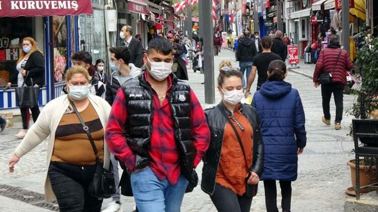 <p><strong>Çin aşısı etkisiz diyenler var? </strong></p>
<p>“65 yaşı üzeri aşılanan grupta hastane yatışları eskiye kıyasla minimum seviyede. Normalleşme sonrası hastalığa yakalanıp yatırılanların çoğu daha genç, aşısız grup. Çin veya Alman aşısı gibi bir ayrım yapılması doğru değil. Aşı karşıtlığı Kovid-19’dan önce de vardı. Milyonlarca insanı aşılıyorsunuz.</p>