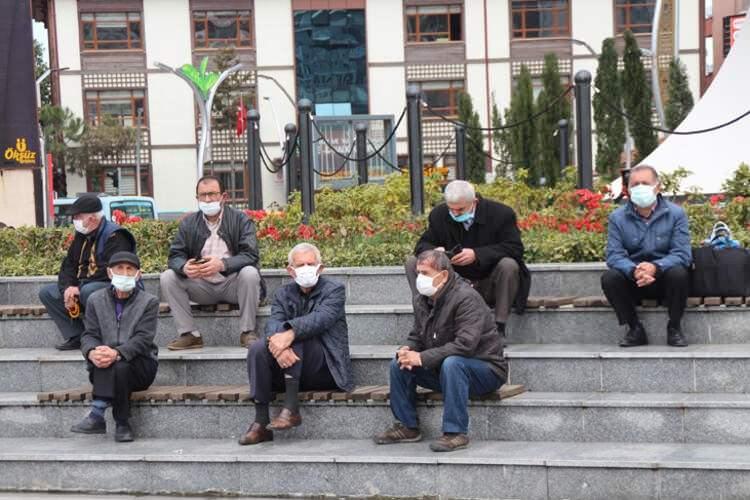 <p>Birkaç ekstrem yan etki görüldü diye aşı karşıtlığının mantıkla izah edilir bir yanı olduğunu düşünmüyorum. Sinovac aşısı, geleneksel yöntemle üretilen ölü bir aşı olup, yan etki riski en az olan aşı türü. Aşının fayda sağladığını hastane yatışlarındaki yaş ortalamasından da anlıyoruz. Biontech aşısı yeni yöntemlerle üretilmiş bir aşı. Gözlemlediğimiz kadarı ile antikor yanıtı da oldukça yüksek.”</p>
<p> </p>